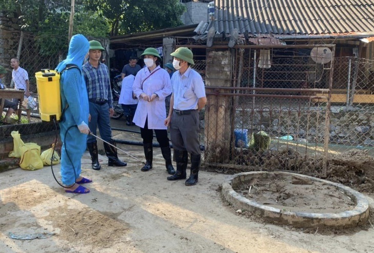 Nỗ lực xử lý môi trường, nước và phòng chống dịch bệnh ở tâm lũ Kỳ Sơn - Ảnh 4. Nỗ lực xử lý môi trường, nước và phòng chống dịch bệnh ở tâm lũ Kỳ Sơn - Ảnh 4.