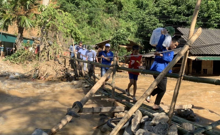 Nỗ lực xử lý môi trường, nước và phòng chống dịch bệnh ở tâm lũ Kỳ Sơn - Ảnh 1. Nỗ lực xử lý môi trường, nước và phòng chống dịch bệnh ở tâm lũ Kỳ Sơn - Ảnh 1.