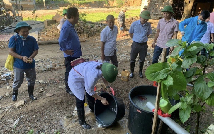Nỗ lực xử lý môi trường, nước và phòng chống dịch bệnh ở tâm lũ Kỳ Sơn