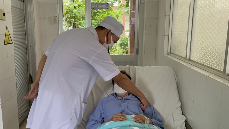 Cứu sống bệnh nhân tụ máu cơ do biến chứng sốt xuất huyết - Ảnh 1.