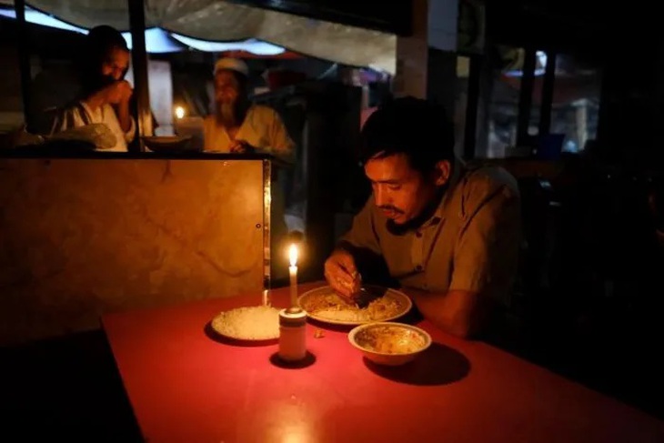 Bangladesh chìm trong bóng tối, 130 triệu người không có điện để dùng - Ảnh 2. Bangladesh chìm trong bóng tối, 130 triệu người không có điện để dùng - Ảnh 2.