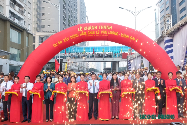 Hầm chui Lê Văn Lương- Vành đai 3 chính thức được thông xe - Ảnh 1.