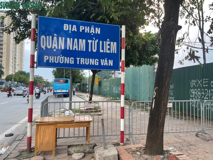 Dựng rào chắn, treo biển cấm lấn chiếm vỉa hè Hà Nội - Ảnh 5. Dựng rào chắn, treo biển cấm lấn chiếm vỉa hè Hà Nội - Ảnh 5.