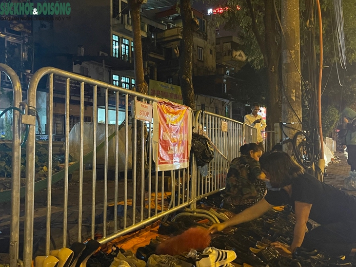 Dựng rào chắn, treo biển cấm lấn chiếm vỉa hè Hà Nội - Ảnh 2. Dựng rào chắn, treo biển cấm lấn chiếm vỉa hè Hà Nội - Ảnh 2.