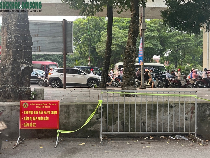 Dựng rào chắn, treo biển cấm lấn chiếm vỉa hè Hà Nội - Ảnh 9. Dựng rào chắn, treo biển cấm lấn chiếm vỉa hè Hà Nội - Ảnh 9.