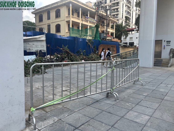 Dựng rào chắn, treo biển cấm lấn chiếm vỉa hè Hà Nội - Ảnh 8. Dựng rào chắn, treo biển cấm lấn chiếm vỉa hè Hà Nội - Ảnh 8.