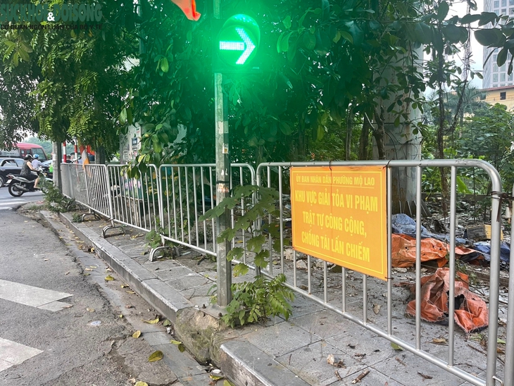 Dựng rào chắn, treo biển cấm lấn chiếm vỉa hè Hà Nội - Ảnh 6. Dựng rào chắn, treo biển cấm lấn chiếm vỉa hè Hà Nội - Ảnh 6.