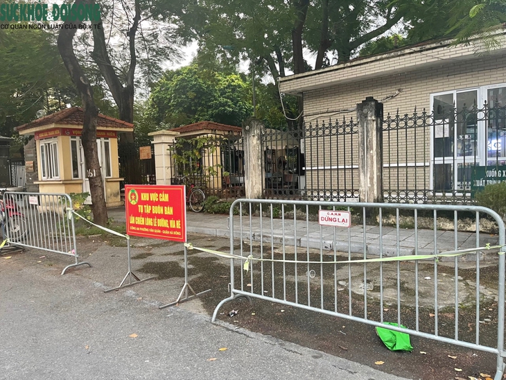 Dựng rào chắn, treo biển cấm lấn chiếm vỉa hè Hà Nội - Ảnh 10. Dựng rào chắn, treo biển cấm lấn chiếm vỉa hè Hà Nội - Ảnh 10.