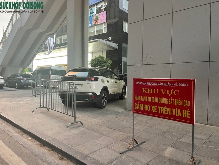 Dựng rào chắn, treo biển cấm lấn chiếm vỉa hè Hà Nội - Ảnh 7. Dựng rào chắn, treo biển cấm lấn chiếm vỉa hè Hà Nội - Ảnh 7.
