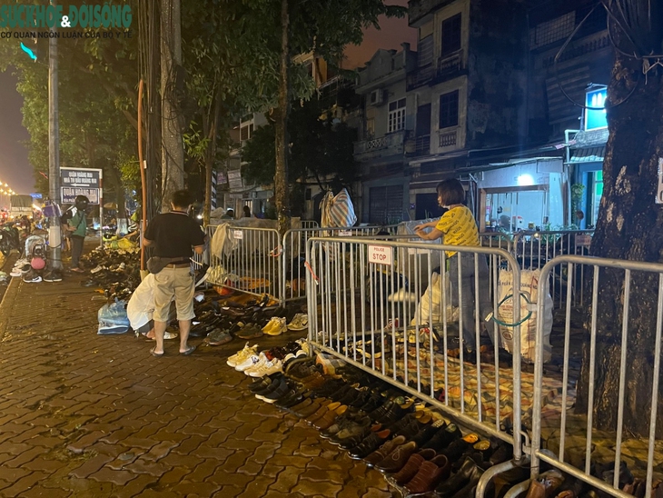 Dựng rào chắn, treo biển cấm lấn chiếm vỉa hè Hà Nội - Ảnh 3. Dựng rào chắn, treo biển cấm lấn chiếm vỉa hè Hà Nội - Ảnh 3.