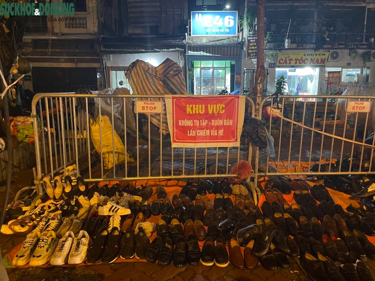 Dựng rào chắn, treo biển cấm lấn chiếm vỉa hè Hà Nội - Ảnh 4. Dựng rào chắn, treo biển cấm lấn chiếm vỉa hè Hà Nội - Ảnh 4.