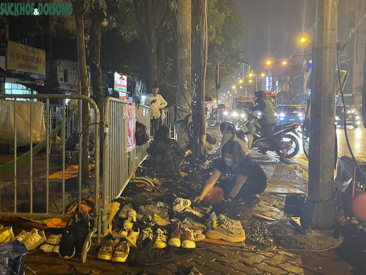 Dựng rào chắn, treo biển cấm lấn chiếm vỉa hè Hà Nội - Ảnh 1. Dựng rào chắn, treo biển cấm lấn chiếm vỉa hè Hà Nội - Ảnh 1.
