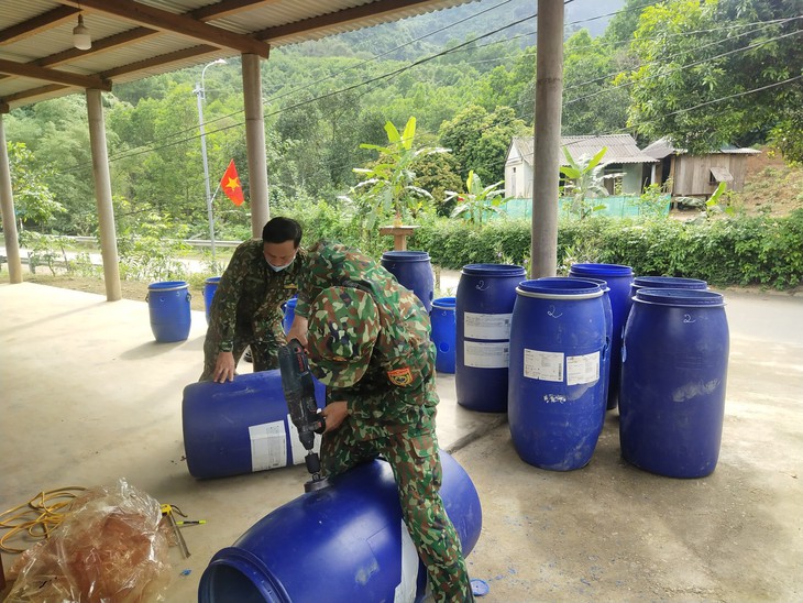 Đảm bảo sức khỏe và vệ sinh môi trường, bộ đội biên phòng giúp dân bản xây nhà vệ sinh - Ảnh 3. Đảm bảo sức khỏe và vệ sinh môi trường, bộ đội biên phòng giúp dân bản xây nhà vệ sinh - Ảnh 3.