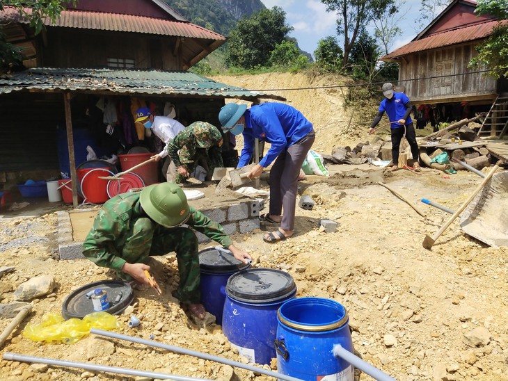 Đảm bảo sức khỏe và vệ sinh môi trường, bộ đội biên phòng giúp dân bản xây nhà vệ sinh - Ảnh 1. Đảm bảo sức khỏe và vệ sinh môi trường, bộ đội biên phòng giúp dân bản xây nhà vệ sinh - Ảnh 1.