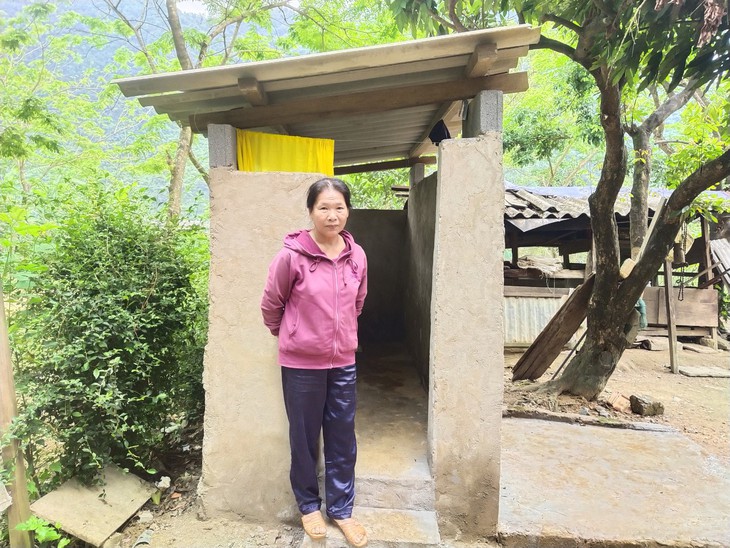 Đảm bảo sức khỏe và vệ sinh môi trường, bộ đội biên phòng giúp dân bản xây nhà vệ sinh - Ảnh 4. Đảm bảo sức khỏe và vệ sinh môi trường, bộ đội biên phòng giúp dân bản xây nhà vệ sinh - Ảnh 4.