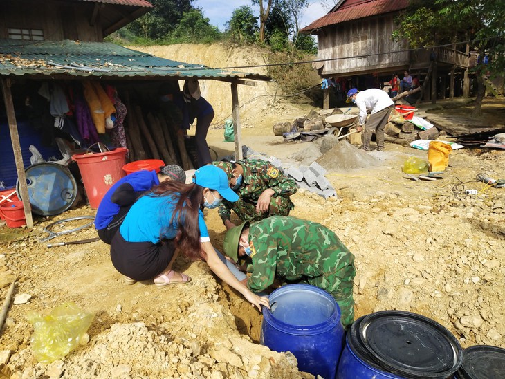 Đảm bảo sức khỏe và vệ sinh môi trường, bộ đội biên phòng giúp dân bản xây nhà vệ sinh - Ảnh 2. Đảm bảo sức khỏe và vệ sinh môi trường, bộ đội biên phòng giúp dân bản xây nhà vệ sinh - Ảnh 2.
