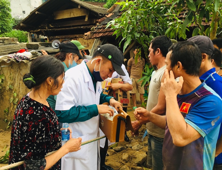 Nỗ lực xử lý môi trường, nước và phòng chống dịch bệnh ở tâm lũ Kỳ Sơn - Ảnh 2. Nỗ lực xử lý môi trường, nước và phòng chống dịch bệnh ở tâm lũ Kỳ Sơn - Ảnh 2.