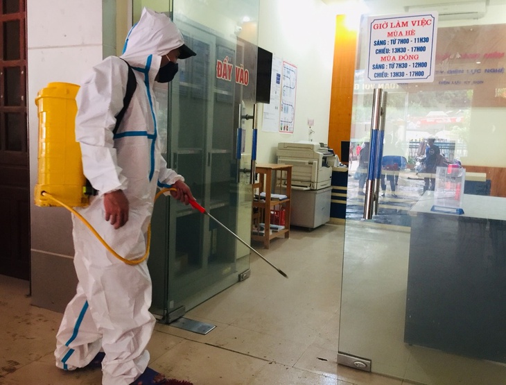 Nỗ lực xử lý môi trường, nước và phòng chống dịch bệnh ở tâm lũ Kỳ Sơn - Ảnh 3. Nỗ lực xử lý môi trường, nước và phòng chống dịch bệnh ở tâm lũ Kỳ Sơn - Ảnh 3.