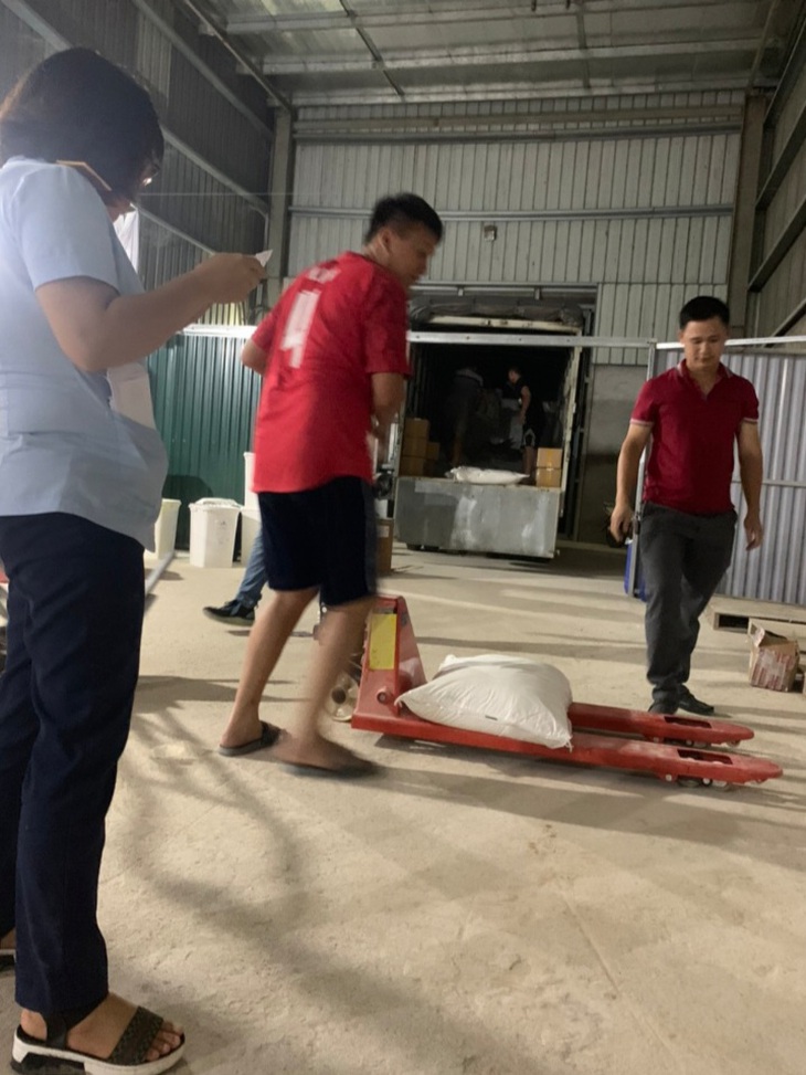Nóng: Phát hiện cơ sở sản xuất thuốc giả mạo, trái phép 'khủng' ở ngoại thành Hà Nội - Ảnh 5. Nóng: Phát hiện cơ sở sản xuất thuốc giả mạo, trái phép 'khủng' ở ngoại thành Hà Nội - Ảnh 5.