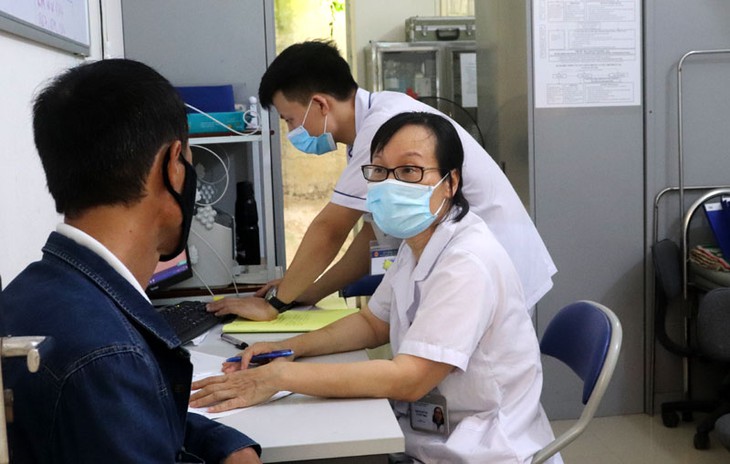 Phát thuốc thay thế Methadone nhiều ngày  giúp người bệnh giảm thời gian đi lại, duy trì điều trị lâu dài   - Ảnh 1.