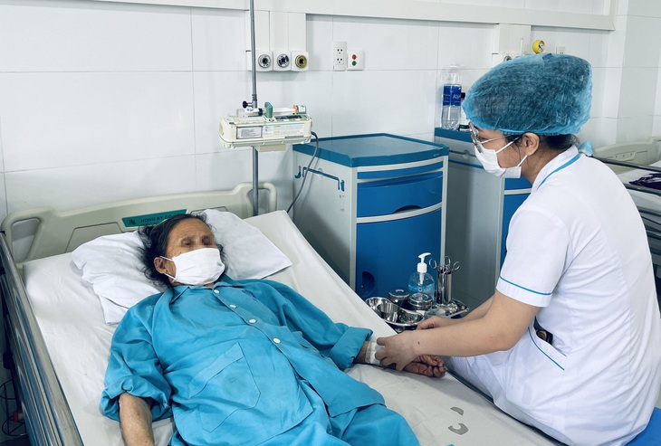 Bệnh viện Đà Nẵng cứu sống cụ bà 78 tuổi bị phình động mạch chủ bụng vỡ nguy kịch - Ảnh 1.