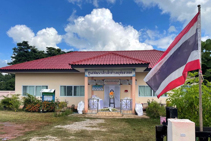 Những hình ảnh rơi lệ tại lễ tưởng niệm nạn nhân thiệt mạng trong vụ thảm sát ở Thái Lan - Ảnh 7. Những hình ảnh rơi lệ tại lễ tưởng niệm nạn nhân thiệt mạng trong vụ thảm sát ở Thái Lan - Ảnh 7.