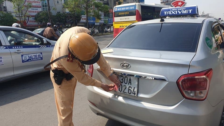 Bị người khác dán, thay đổi biển số xe ô tô trùng với biển số xe của mình, chủ phương tiện cần làm gì? - Ảnh 2. Bị người khác dán, thay đổi biển số xe ô tô trùng với biển số xe của mình, chủ phương tiện cần làm gì? - Ảnh 2.