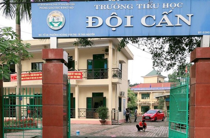 Thêm một vụ uy hiếp phụ huynh học sinh, ‘khủng bố’ trường con học để đòi nợ - Ảnh 1.