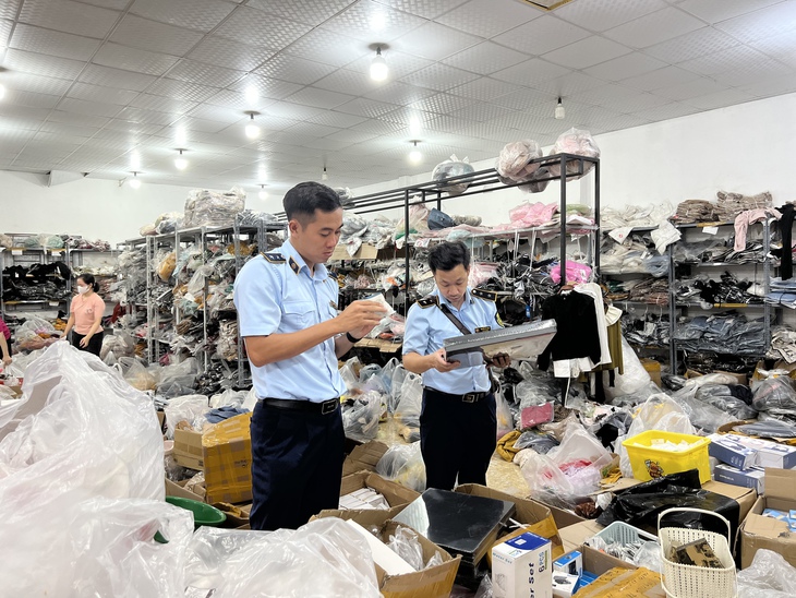Nhiều loại quần áo bán trên livestream là hàng thanh lý chợ Ninh Hiệp - Ảnh 2. Nhiều loại quần áo bán trên livestream là hàng thanh lý chợ Ninh Hiệp - Ảnh 2.