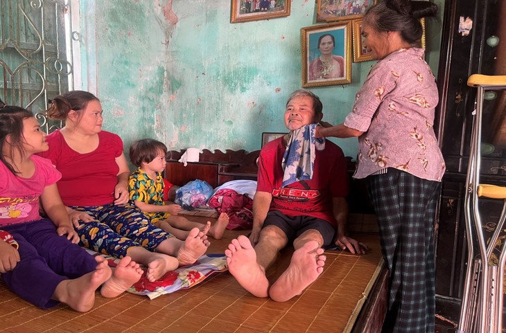 Ước mong có một bữa cơm bình thường của người phụ nữ một mình chăm sóc 4 người thần kinh, bệnh tật - Ảnh 1.