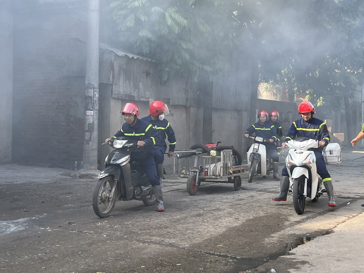 Giải cứu 20 công nhân mắc kẹt trong vụ cháy giả định tại làng nghề ở ngoại thành Hà Nội - Ảnh 3. Giải cứu 20 công nhân mắc kẹt trong vụ cháy giả định tại làng nghề ở ngoại thành Hà Nội - Ảnh 3.