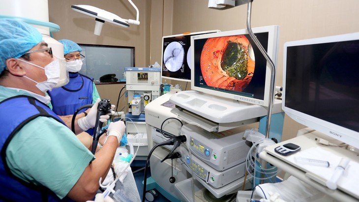 Lần đầu tiên thực hiện kỹ thuật Tán sỏi đường mật trong gan bằng laser qua hệ thống nội đường mật qua miệng tại khu vực miền Trung và Tây Nguyên - Ảnh 1. Lần đầu tiên thực hiện kỹ thuật Tán sỏi đường mật trong gan bằng laser qua hệ thống nội đường mật qua miệng tại khu vực miền Trung và Tây Nguyên - Ảnh 1.