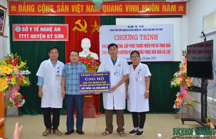 Khám bệnh, cấp thuốc miễn phí cho người dân vùng lũ Kỳ Sơn - Ảnh 9.