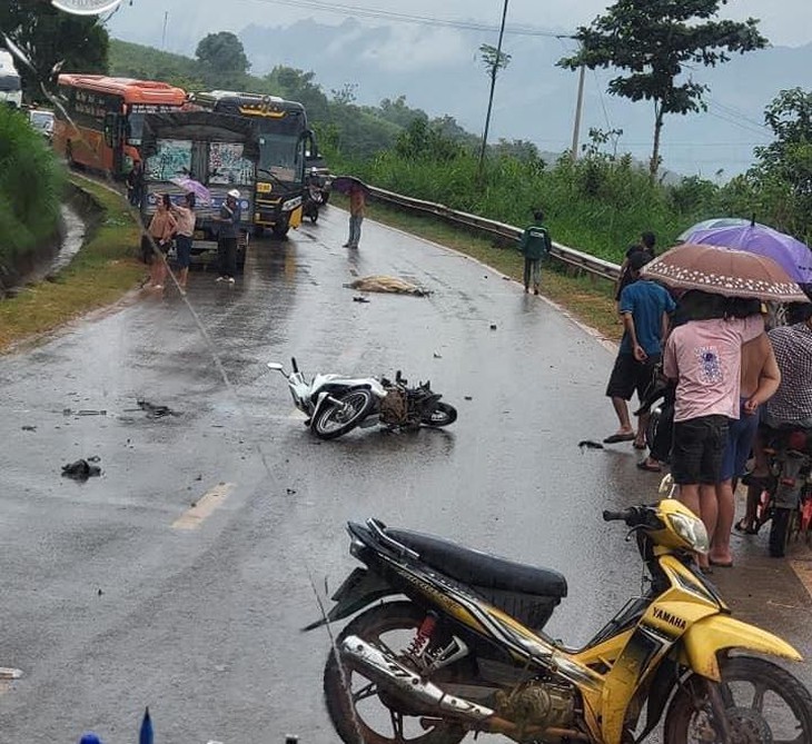 Va chạm với xe tải trên Quốc lộ 6, người đàn ông đi xe máy tử vong - Ảnh 3.