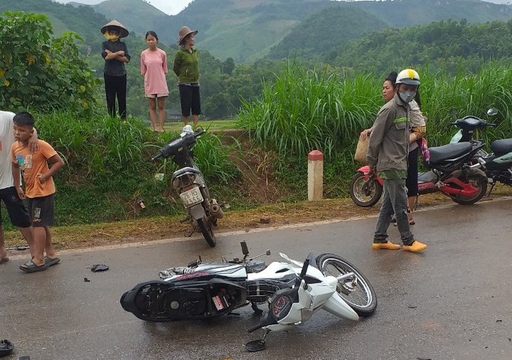 Va chạm với xe tải trên Quốc lộ 6, người đàn ông đi xe máy tử vong - Ảnh 4.
