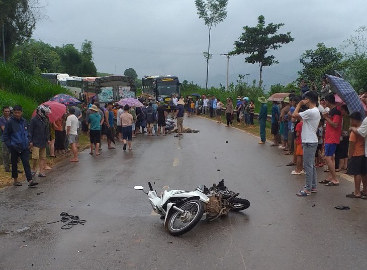 Va chạm với xe tải trên Quốc lộ 6, người đàn ông đi xe máy tử vong - Ảnh 2.