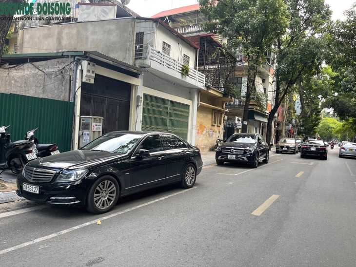 Hà Nội: Tràn lan vi phạm tại phố đỗ xe ngày chẵn, lẻ - Ảnh 4.