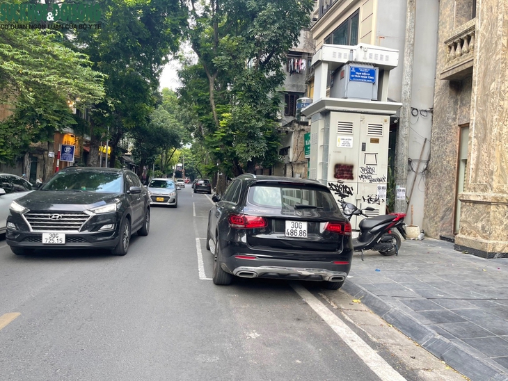 Hà Nội: Tràn lan vi phạm tại phố đỗ xe ngày chẵn, lẻ - Ảnh 2.