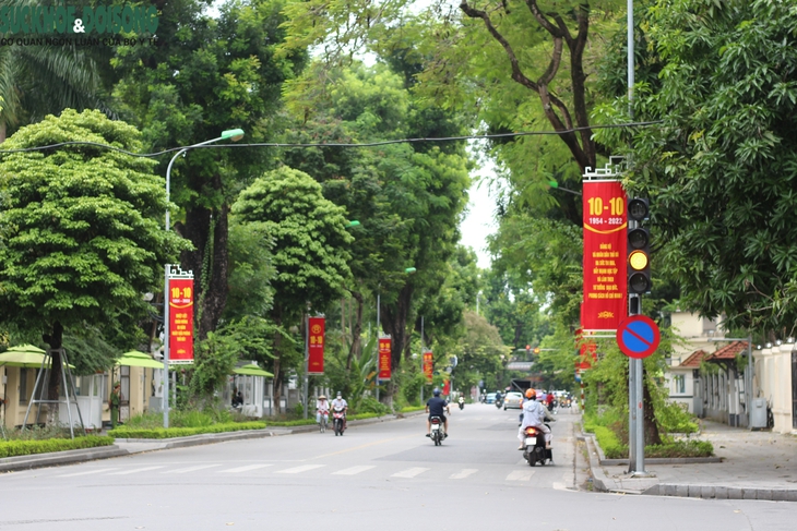 Hà Nội "thay áo mới" mừng ngày Giải phóng Thủ đô - Ảnh 1.