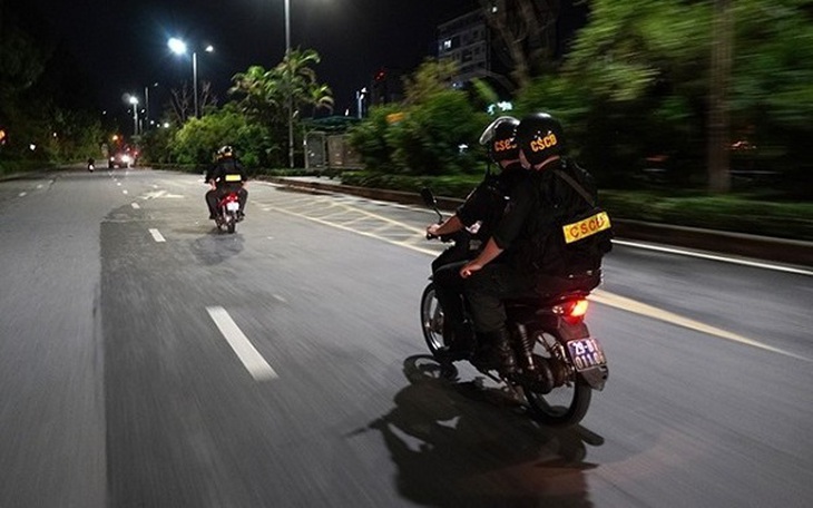 Tạm giữ hình sự 2 thanh niên ném gạch vào cảnh sát
