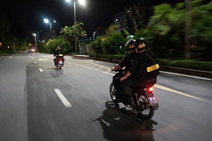 Tạm giữ hình sự 2 thanh niên ném gạch vào cảnh sát - Ảnh 1.