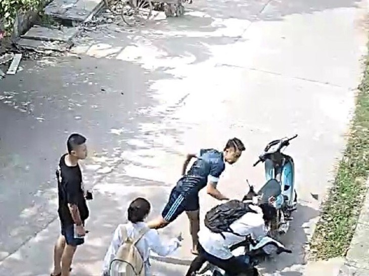 Điều tra vụ 'đánh ghen' khi thấy bạn gái là học sinh ngồi sau xe người khác - Ảnh 1.