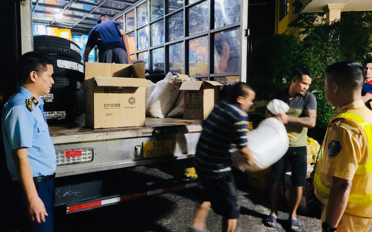 Thu mua gần 500kg nguyên liệu trà sữa trôi nổi đem đi tiêu thụ