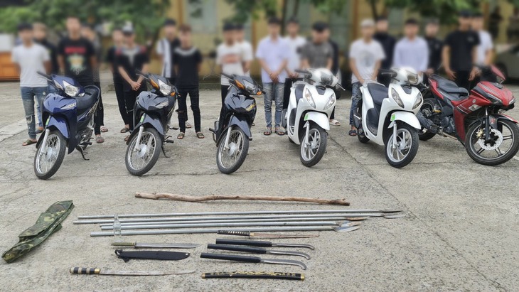 Nhóm hơn 20 đối tượng 'nhí' mang dao, kiếm đi khiêu khích đánh nhau - Ảnh 1.