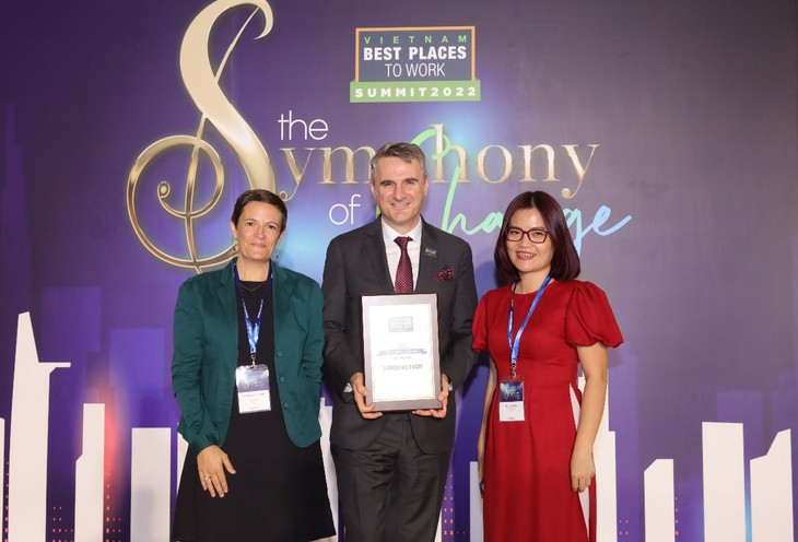 Sanofi thăng hạng, giữ vị trí cao trong “Top 100 nơi làm việc tốt nhất Việt Nam 2022” - Ảnh 2. Sanofi thăng hạng, giữ vị trí cao trong “Top 100 nơi làm việc tốt nhất Việt Nam 2022” - Ảnh 2.