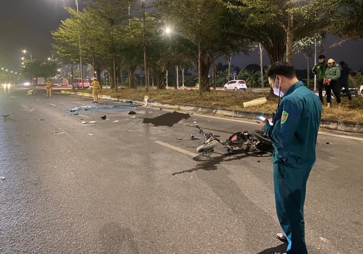 Hà Nội: Xe máy tông xe điện trong đêm, 1 người tử vong, 3 người thương nặng - Ảnh 2. Hà Nội: Xe máy tông xe điện trong đêm, 4 người thương vong - 2