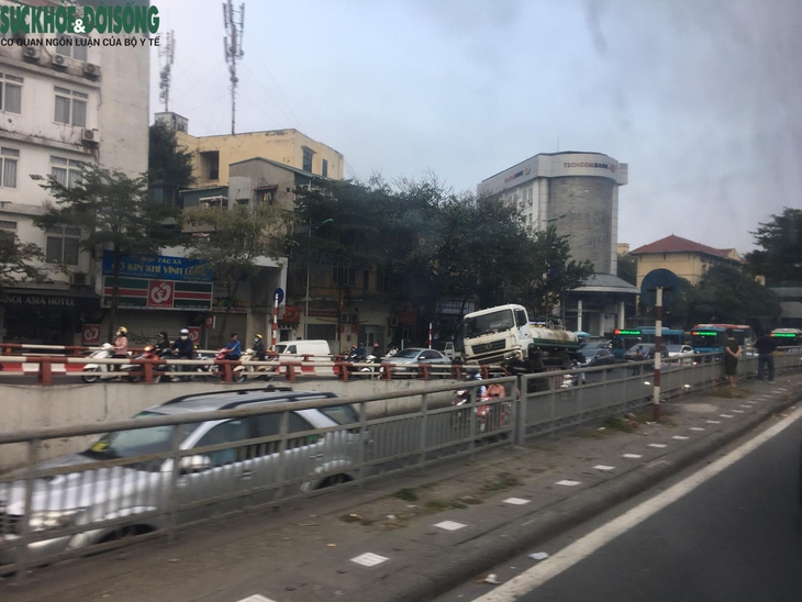 Xe môi trường "trèo" lên dải phân cách tại đường Trần Nhật Duật - Ảnh 1.