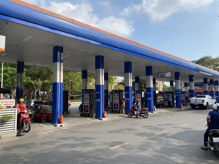 Hoạt động bán xăng dầu Hải Phòng: Không phải xếp hàng nhưng có tình trạng khống chế mức mua - Ảnh 2. Hoạt động bán xăng dầu Hải Phòng: Không phải xếp hàng nhưng có tình trạng khống chế mức mua - Ảnh 2.