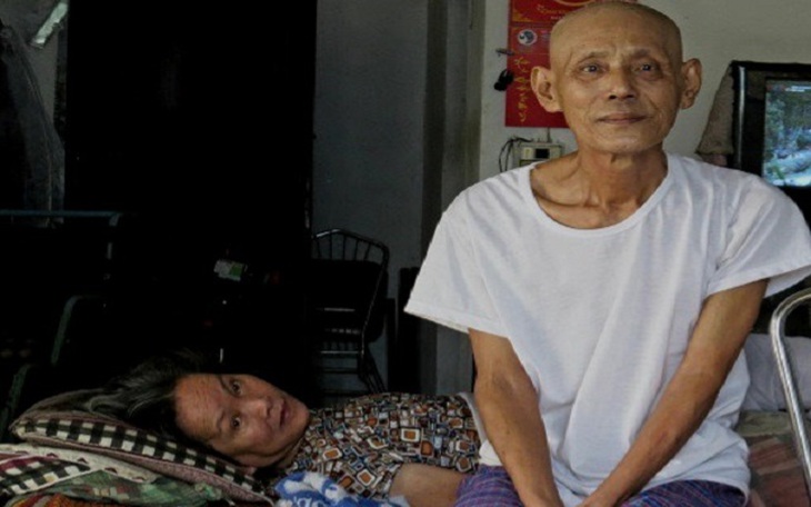 Xót thương hoàn cảnh chồng mắc bệnh ung thư nuôi vợ bại liệt suốt hơn 11 năm ở Huế - Ảnh 1.