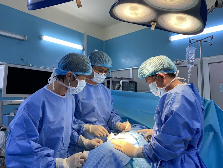 Phẫu thuật thành công cho người có hai khối bướu tuyến thượng thận lớn và hiếm gặp - Ảnh 2.